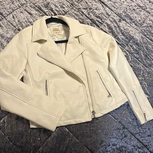 🩶Francesca’s White faux leather jacket🩶
